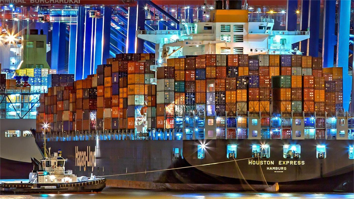 Comparison of ocean and air freight containers